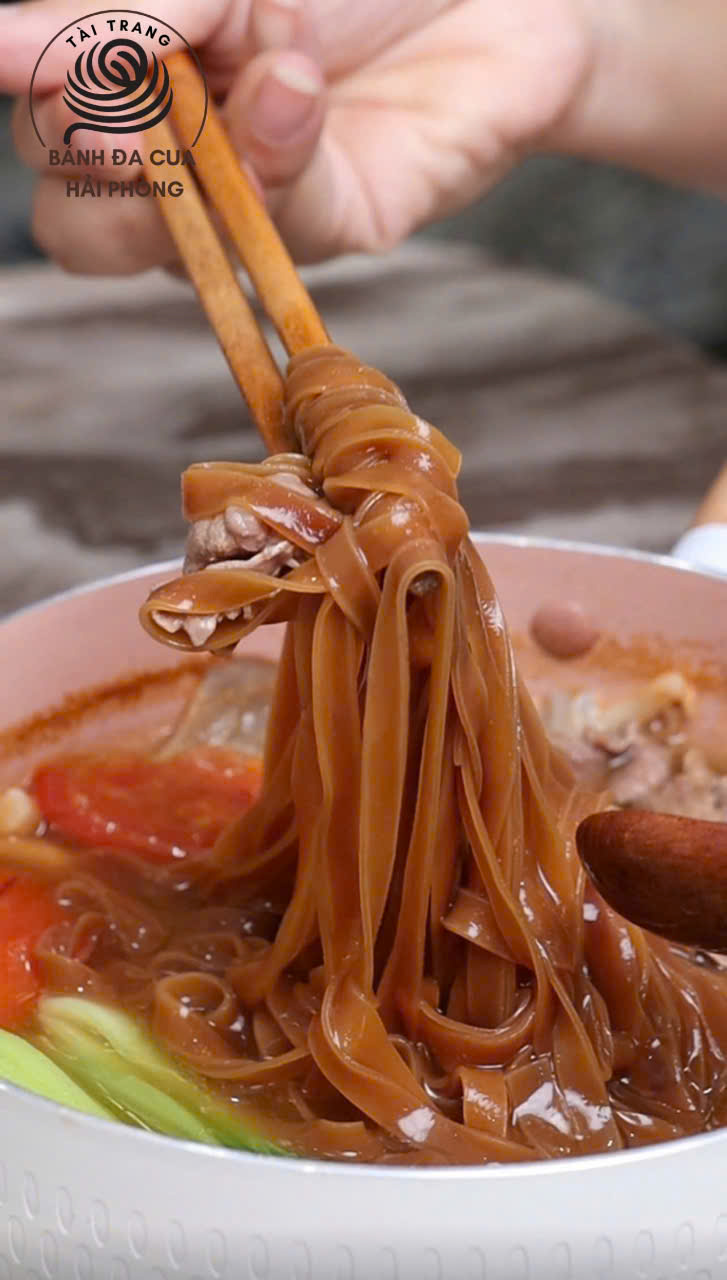 Bát bánh đa cua Hải Phòng với sợi bánh đỏ và gạch cua nổi bật